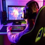 Los e-sports se refieren a competiciones organizadas de videojuegos, donde jugadores profesionales (o amateurs en ciertos casos) compiten en títulos de gran popularidad, como League of Legends, Counter-Strike: Global Offensive, Dota 2, Fortnite, y Valorant, entre otros. Aunque al principio eran eventos pequeños, hoy los e-sports se celebran en estadios llenos de aficionados y alcanzan audiencias de millones de personas a través de plataformas de transmisión como Twitch, YouTube y Facebook Gaming.